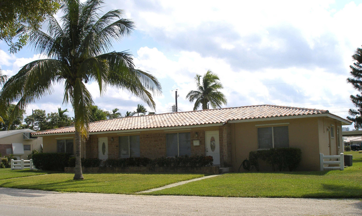 1320 Dewey St in Hollywood, FL - Building Photo