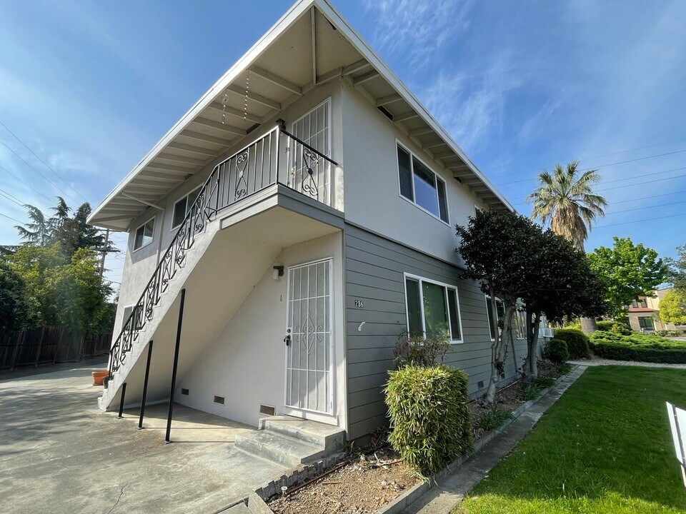 236 Carlton Ave in Los Gatos, CA - Foto de edificio