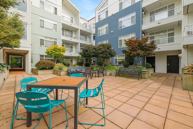 Courtyard Off Main in Bellevue, WA - Foto de edificio - Building Photo