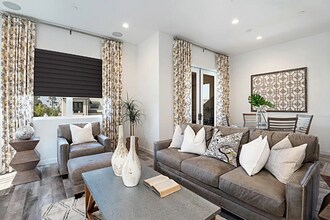 168 Follyhatch in Irvine, CA - Foto de edificio - Building Photo