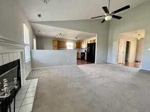 8241 Brambleberry Dr in Indianapolis, IN - Foto de edificio - Building Photo