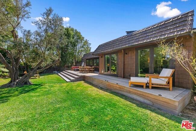 7038 Dume Dr in Malibu, CA - Building Photo - Building Photo
