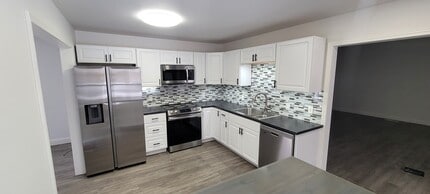 996 Hawthorne Dr in Crystal Lake, IL - Building Photo - Building Photo