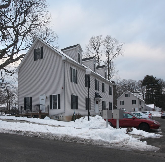 Oakwood Apartments in Kingston, NY - Foto de edificio - Building Photo