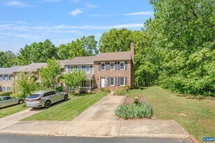 440 Wynridge Dr in Charlottesville, VA - Building Photo