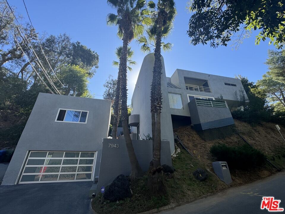 7943 Willow Glen Rd in Los Angeles, CA - Building Photo