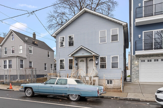 390 S 19th St, Unit 1 in Newark, NJ - Building Photo - Building Photo