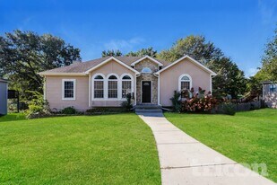 715 Holiday Dr in Lansing, KS - Building Photo