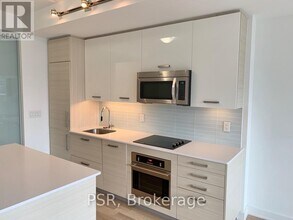 210 Simcoe St in Toronto, ON - Building Photo - Building Photo