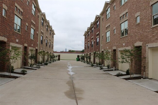 2710 Hullsmith Dr in Houston, TX - Foto de edificio - Building Photo