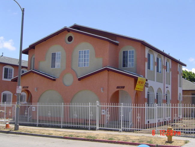 10950 S Figueroa St in Los Angeles, CA - Foto de edificio - Building Photo