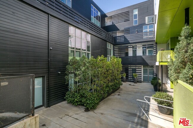 825 Kings Rd in West Hollywood, CA - Building Photo - Building Photo