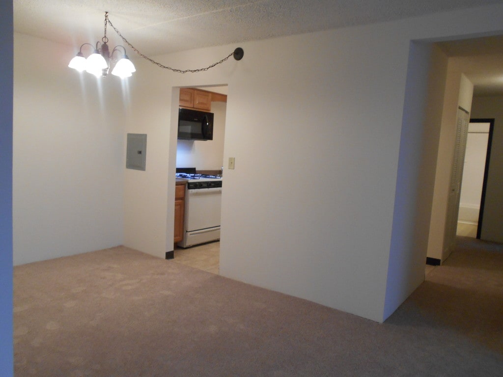 Colonial Village Apartments in Itasca, IL