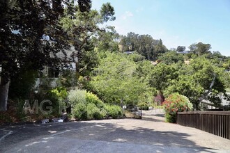 15 Encina Pl in San Anselmo, CA - Foto de edificio - Building Photo