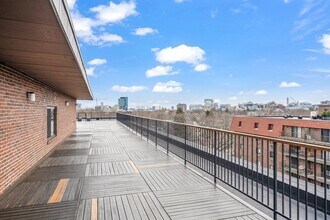 140 Pleasant St, Unit 207 in Brookline, MA - Foto de edificio - Building Photo