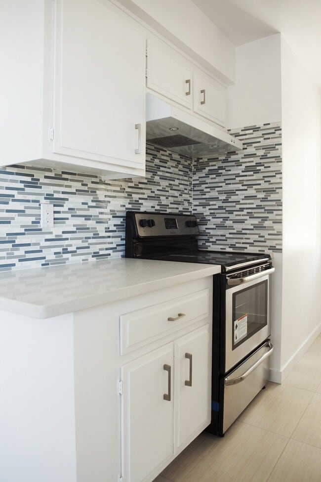 Park Plaza Apartments in Los Angeles, CA - Building Photo - Building Photo