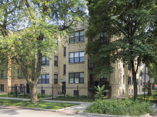 3223 W Belle Plaine Ave in Chicago, IL - Foto de edificio - Building Photo