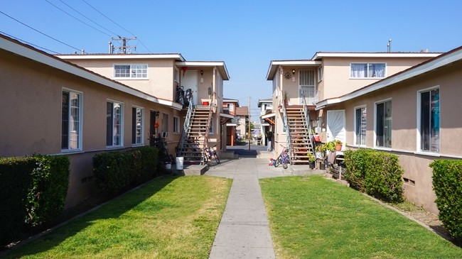 Florburn Square Apartments in Bell, CA - Building Photo - Building Photo