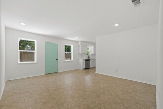 9930 Valley Lake Dr in Houston, TX - Building Photo - Building Photo