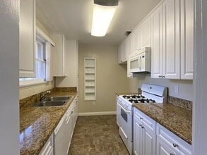 300-322 N. Hollywood Way in Burbank, CA - Building Photo - Interior Photo