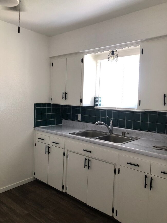1583 E Magnolia Way in Dinuba, CA - Building Photo - Building Photo