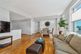 77 S Evergreen Ave in Arlington Heights, IL - Building Photo - Building Photo