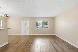 3300 Fox Chase Cir in Palm Harbor, FL - Foto de edificio - Building Photo