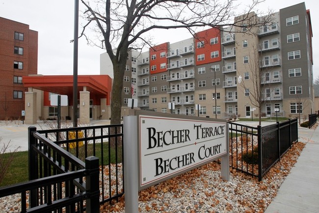 Becher Terrace (55+) in Milwaukee, WI - Foto de edificio - Building Photo