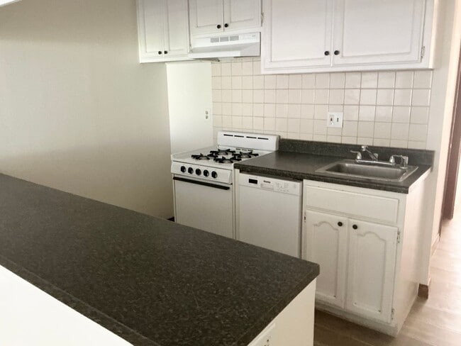17200 Newhope St in Fountain Valley, CA - Building Photo - Building Photo