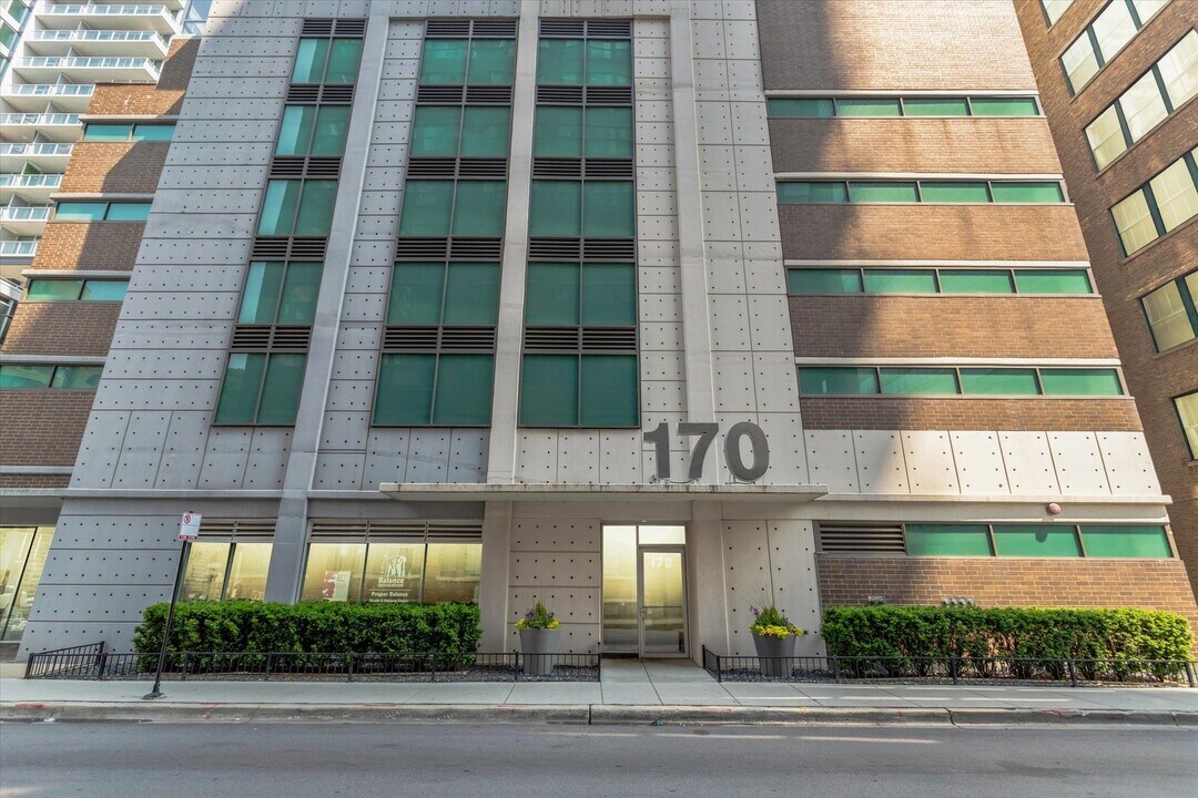 170 W Polk St in Chicago, IL - Building Photo