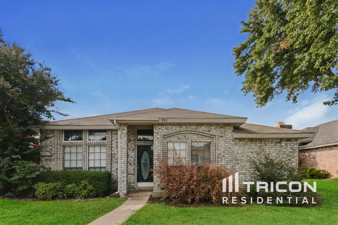 992 Mauve Dr in Lewisville, TX - Building Photo