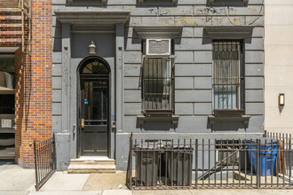 321 E 53rd St in New York, NY - Building Photo - Building Photo