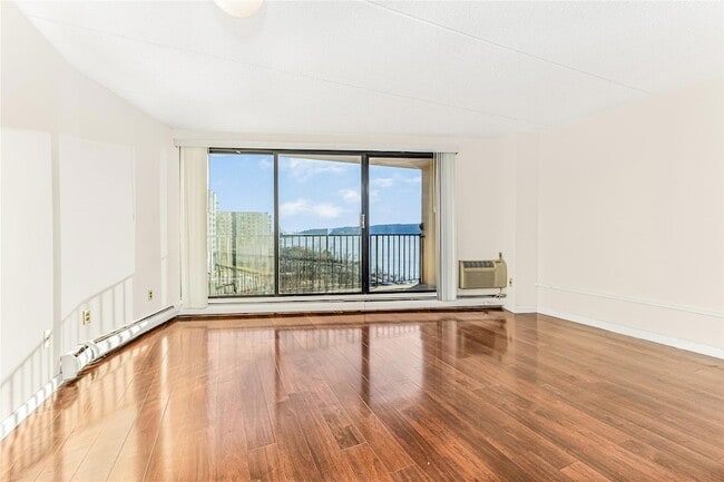 1155 Warburton Ave in Yonkers, NY - Building Photo - Building Photo