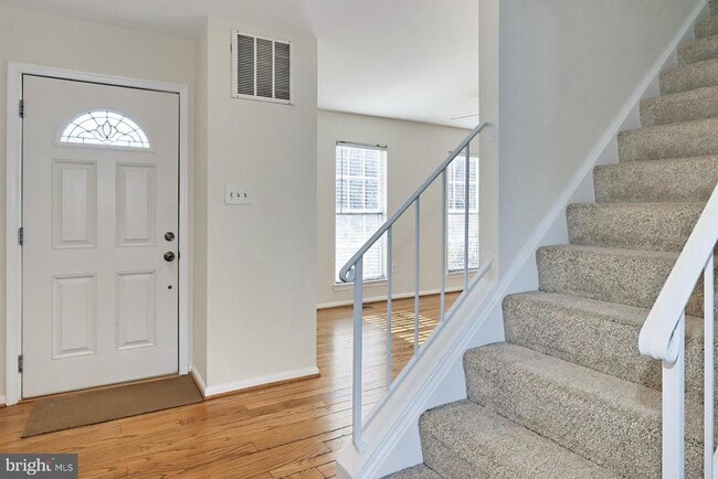 10024 Downeys Wood Ct in Burke, VA - Building Photo - Building Photo