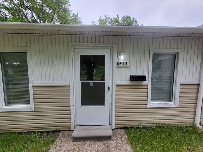 6913 Cecil Dr in Flint, MI - Building Photo - Building Photo