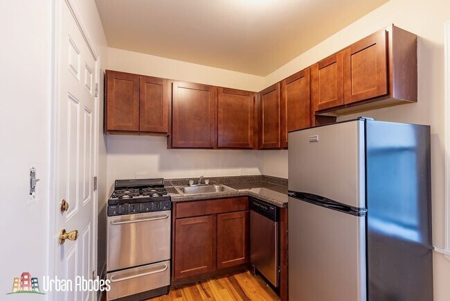 816 W Cornelia Ave, Unit A in Chicago, IL - Building Photo - Building Photo