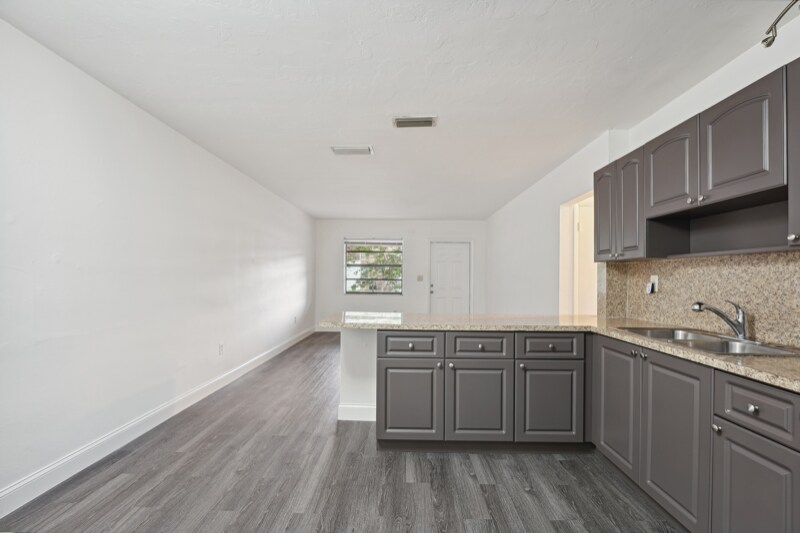 6144 SW 30th St in Miramar, FL - Building Photo