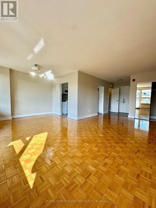 10 Shallmar Blvd in Toronto, ON - Building Photo