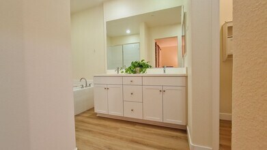404 El Paseo in Lake Forest, CA - Building Photo - Building Photo