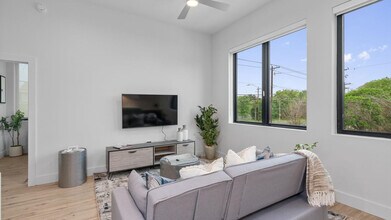 5515 Humming Bird Ln in Austin, TX - Building Photo - Building Photo