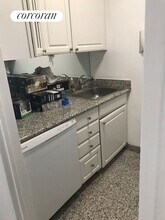 166 E 63rd St in New York, NY - Building Photo - Building Photo