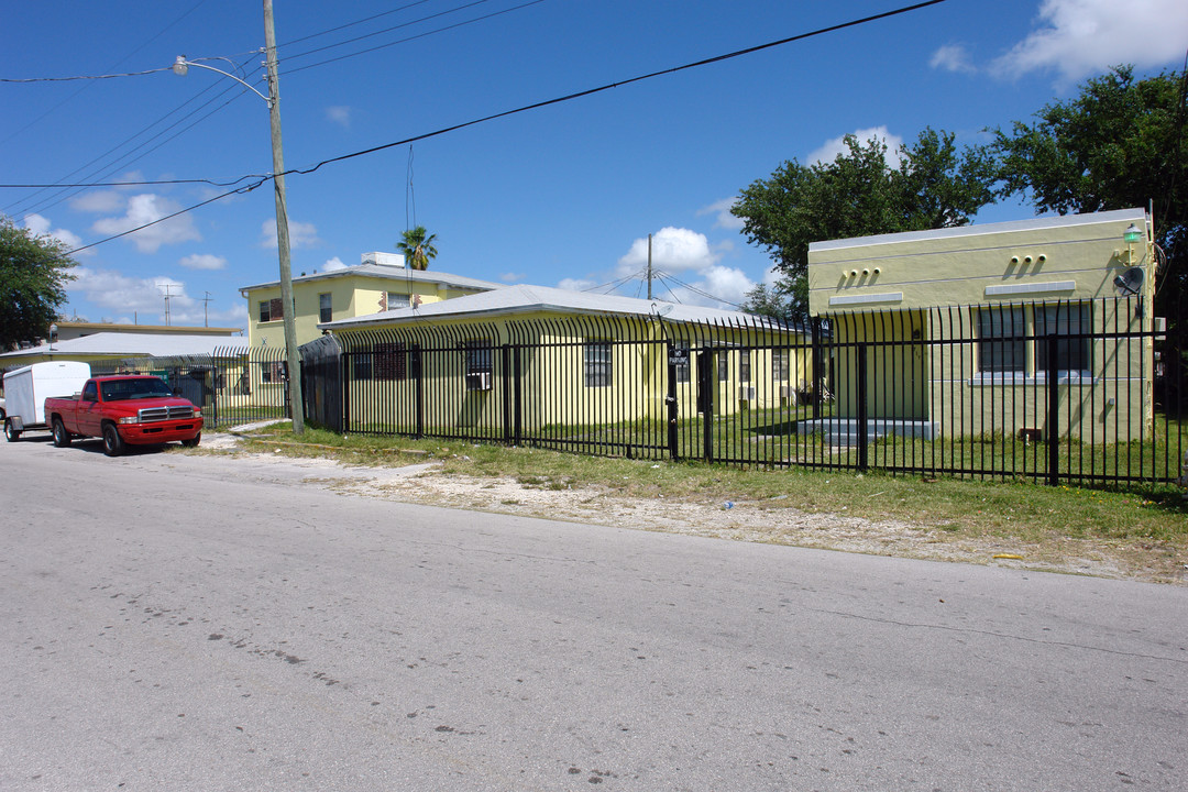 Florida Villas in Miami, FL - Building Photo