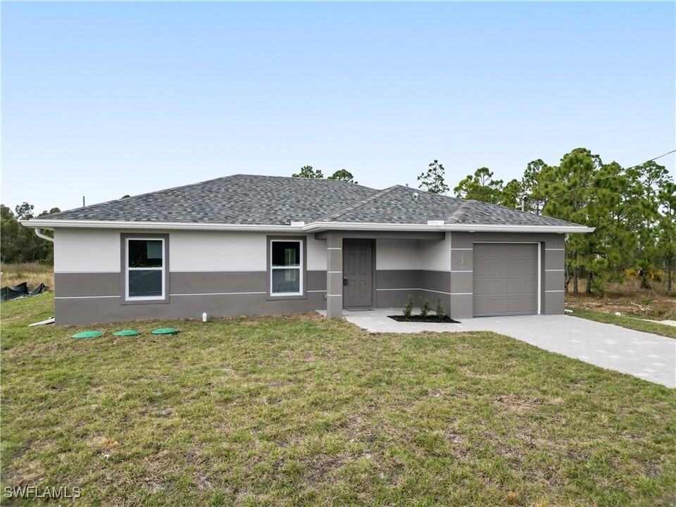 1076 Gunby Ave S in Lehigh Acres, FL - Building Photo