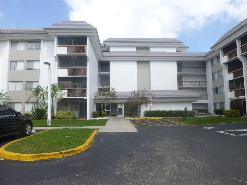 721 N Pine Island Rd, Unit 310 in Plantation, FL - Building Photo