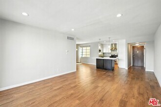 15248 Dickens St in Los Angeles, CA - Building Photo - Building Photo