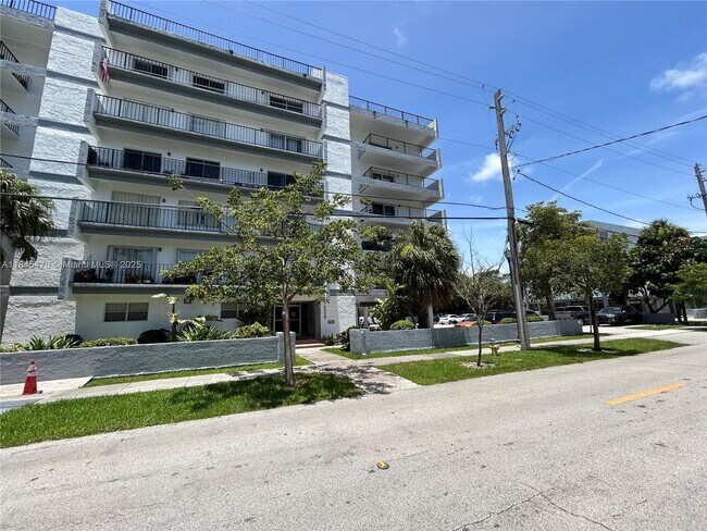 16508 NE 26th Ave in North Miami Beach, FL - Foto de edificio - Building Photo