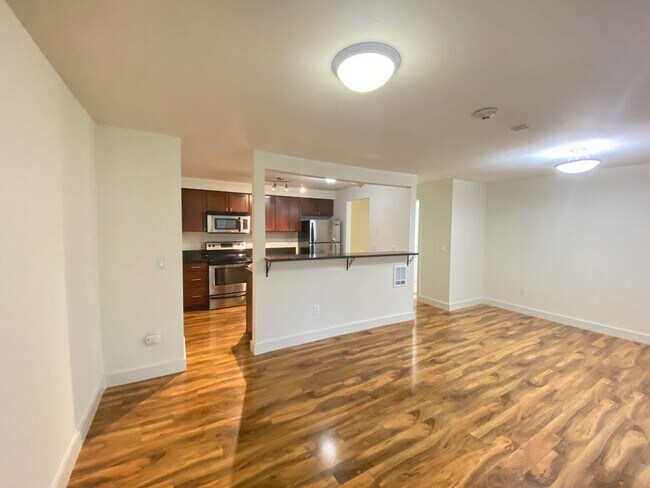 Fantastic location for this spacious 2 lev in Redmond, WA - Building Photo - Building Photo