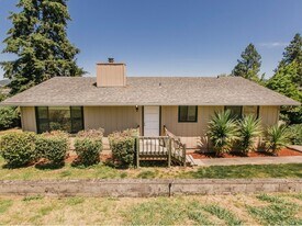 2056 Linnell Ave in Roseburg, OR - Building Photo