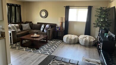 2014 Avenida Placida, Unit 4 in Simi Valley, CA - Building Photo - Building Photo