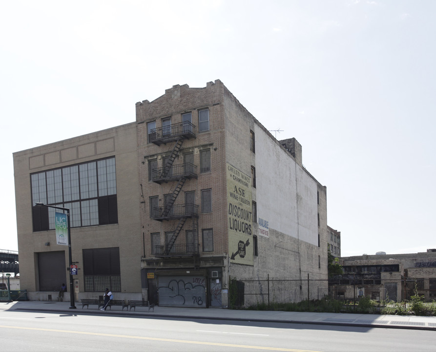 28-18 Jackson Ave in Long Island City, NY - Foto de edificio